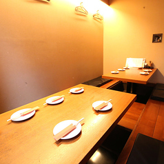 家族や友人とゆったりとお食事を楽しめる特別なお席です。個室席は、周囲を気にせずに、存分に特別な日のお祝いなどイベントのご利用に最適です。大切な人たちとの素敵なひとときを、このお部屋でお過ごしください。