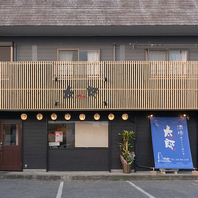 「愛するより酒を愛し」の青い看板が目印!
