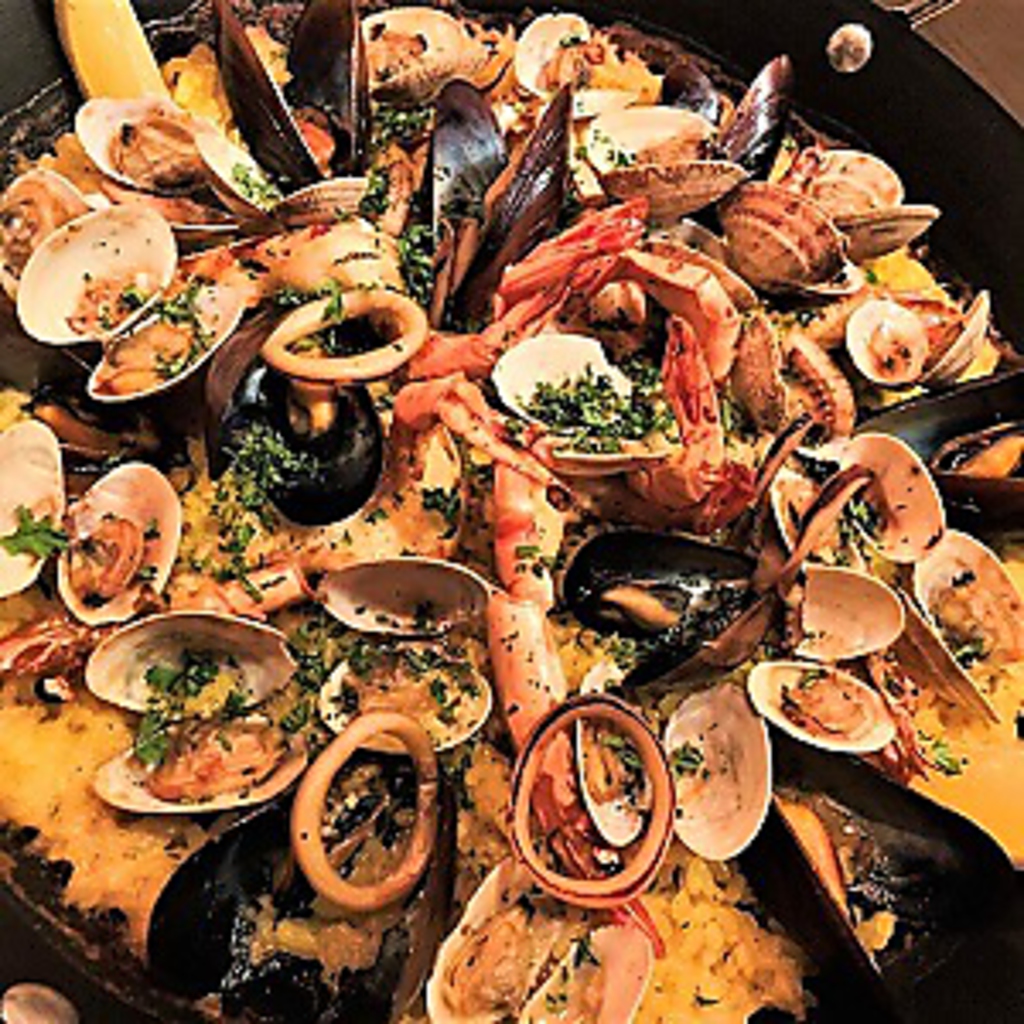 スペイン料理店 出身の店長が作る【コクと旨味】が詰まった本格パエリア！テイクアウトも可能です！