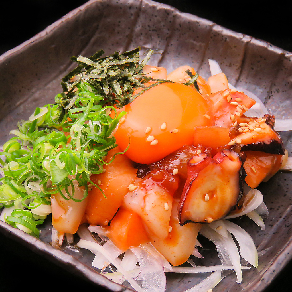 その日おすすめの旬鮮魚を、お酒が進む甘辛ユッケダレにたっぷりと和えました！とろ～り卵と絡めて◎