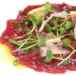 当店自慢の馬刺しが多数！特上や霜降り、馬レバ刺しなど様々な馬肉の刺身を味わうことができます◎