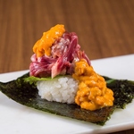 当店自慢の肉寿司は新鮮な牛肉・馬肉を使用し、見た目でも楽しめる変わりダネも☆