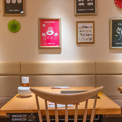 【片側ベンチシート】デートにもぴったりのお席をご用意しております。