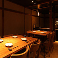 漆喰壁と障子が美しく調和した和モダンな空間の2階には、4名掛けと6名掛けのテーブルをご用意しています。落ち着いた雰囲気の中で、友人や家族との楽しいひとときをお過ごしいただけます。テーブル席は、ゆったりとした時間を楽しむのに最適で、特別なイベントや集まりにもご利用いただけます。