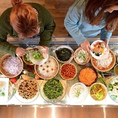 《新鮮サラダバー》健康志向や美容意識の高いお客様に大好評のサラダバー！旬のお野菜を取り揃えております。