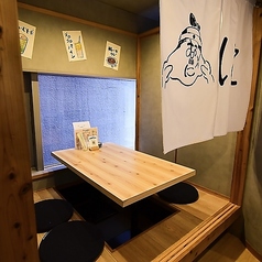 三条駅から徒歩6分なので、お仕事終わりのちょい飲みやデートなどにも最適！＃京都木屋町＃材木町＃京都＃裏路地＃誕生日＃記念日＃ネオン＃海鮮＃肉寿司＃おでん＃肉料理＃デート＃肉寿司＃大衆酒場＃出世サワー＃ボトルキープ＃深夜営業＃個室＃飲み放題※画像は京都河原町店のものになります。