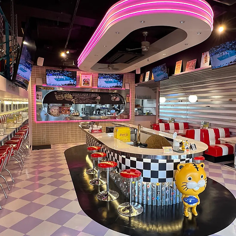 【最大80名さま収容可能】POPデザインでSNS映えする店内！各種設備も完備で貸切にも◎