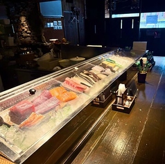 カウンター席は、会社の仲間やご近所の集まりにもぴったりな小宴会サイズ。こじんまりとした居酒屋さんだからこそ味わえる雰囲気♪肩の触れ合う距離に自然と距離感も縮まりますね☆また、ご予約受け付けております