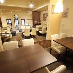 【店舗貸切：～62名様まで】二次会や各種宴会に◎様々なシーンに柔軟に対応いたします。お店全体を活用した一体感のあるレイアウトで、各種ご宴会やカジュアルなパーティー、社内イベントなどに最適です。TVスクリーンやプロジェクターのご用意も可能。2階を主会場として、1階を受付や控室など活用するスタイルもおすすめ。