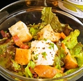 料理メニュー写真 ポーチドエッグとベーコンのリヨン風サラダ