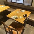 【2名様用テーブル席】大人の居酒屋デートにも使いやすいサイズのお席。美味しい料理で距離がぐっと縮まります♪