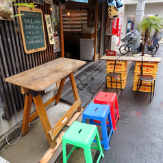 テラス席が4名×2卓あります。うち1卓は立ち飲みです。