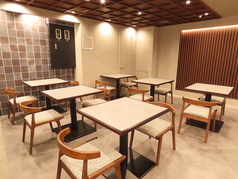 【テーブル席 2名様掛け×6卓】席同士の間隔やテーブルの大きさもゆったりとご利用できて、シンプルだからこそ使い心地も良いテーブル席です。デートなど少人数からグループ様でのお食事まで幅広くご活用いただけます。