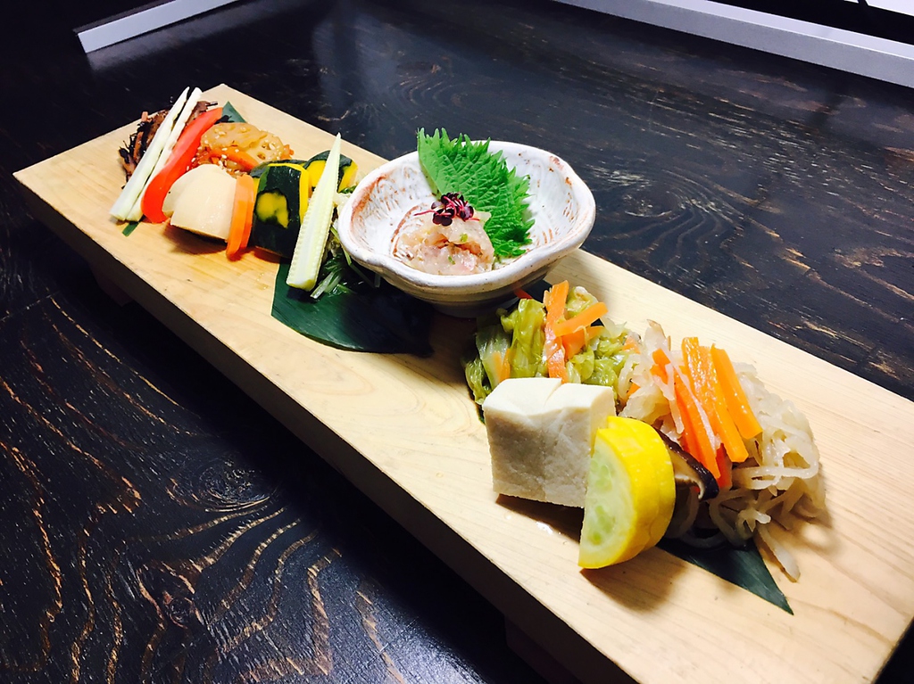 旬菜を用いた手作りのおばんざい盛合せ。四季を感じるほっこりと優しい味わいです。