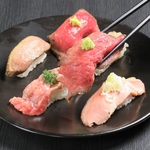 鮮度抜群の肉寿司は霜降り牛の炙りや炙り豚バラ等種類豊富♪迷ったら10種盛り合わせがおすすめです！