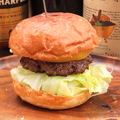 料理メニュー写真 ハンバーガー(パティ+トマト+レタス+ピクルス)