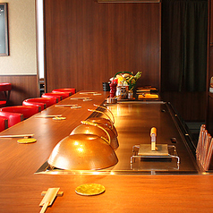 【シェフの技を特等席で♪ライブ感溢れるカウンター席】目の前で食材が焼き上がる様子を愉しめる、鉄板焼の醍醐味が詰まったお席です。香ばしい音や香りに包まれながら、シェフとの会話も楽しめる贅沢な空間です◎