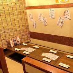 すだれで仕切られた「掘りごたつ式半個室」は、周囲を気にせずゆったりと過ごせます。和の情緒あふれる抜群の雰囲気は、大切な方とのデートや、落ち着いて語らいたい接待にも最適です。プライベート感のある空間で、自慢の串焼きを囲みながら、至福のひとときをお楽しみください。