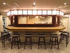 【カウンター席×8名様】お一人様から気軽にお食事を楽しめるお洒落なオープンカウンターも完備。お食事を満喫するだけではなく、調理風景など臨場感溢れる様子を目の前で眺めることのできる特等席となっております。