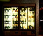 世界各国の自由で個性的なナチュールワインやお洒落なオレンジワイン、有名シェフ監修のワインが並ぶセラーで自分好みのワインに出会える