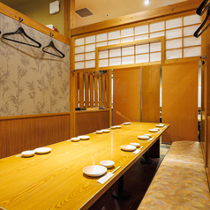 【少人数のお集まりや家族とのお食事にも当店は最適】木のテーブルと温かみのある照明が、落ち着いた雰囲気を演出します。2次会などのちょい飲みにもぜひご利用ください。安心して食事や会話を楽しめる居心地のよい空間です。