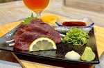 熊本県産の馬刺しです。旨味たっぷりの赤身肉をにんにく醤油でどうぞ！