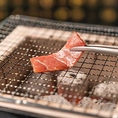 当店では、趣のある七輪をご用意しております。この七輪を使って、新鮮なお魚や野菜を、ご自身でお好みの加減に焼きながら楽しむスタイルが自慢です