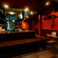 料理人の仕事を間近で楽しめるカウンター10席は、素材の香りや音まで味わえる特等席です。静かな時間と創作料理をゆっくり楽しみたい方におすすめの一軒です。