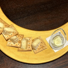 カマンベールチーズクラッカー はちみつ添え