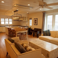 広々とした空間に、テーブル席やソファー席をご用意しています。お一人様からグループまで、様々なシーンで快適にお過ごしいただけます。