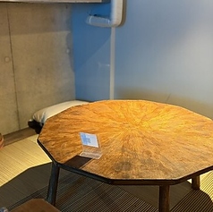 【円卓席】木の温もりを感じる円卓を囲み、畳の香りに包まれながらゆったり寛げるお座敷席は、友人との語らいなど大切な時間を過ごすのに最適◎