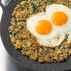 たまごが豪快に乗った〆の人気メニュー！