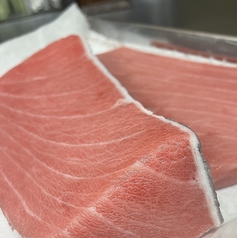 本マグロや串焼きなど素材を活かした料理へのこだわりの写真
