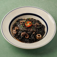 タコとイカと香味野菜のイカ墨パスタ