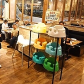《お子様椅子あり》店内はテーブル席やソファーが向かい合うBOX多数。小さなお子様も一緒にお食事できます◎