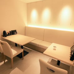 【個室席　6名様×1】周囲を気にせず快適に使える個室席も完備！お誕生日や記念日のお祝いなどの大事なお食事会にもご利用いただけます。