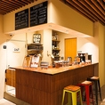 店内にはカウンター4席を完備しておりますので、おひとり様でも気兼ねなくお立ち寄りいただけます。料理長との会話を楽しみながら、こだわりのパスタや豊富なワインをお楽しみください。