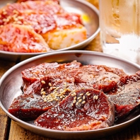 昭和レトロ空間で幻のホルモン含む40種を豪快食べ放題！