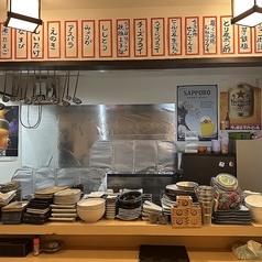 【1名様×6】ズラリとお品書きが並び、思わず食欲を掻き立てられるカウンター席。お一人様も大歓迎♪調理風景を眺めながらの臨場感と店主との気さくな会話も楽しめます◎