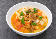トマトと牛バラ肉の煮込み麺