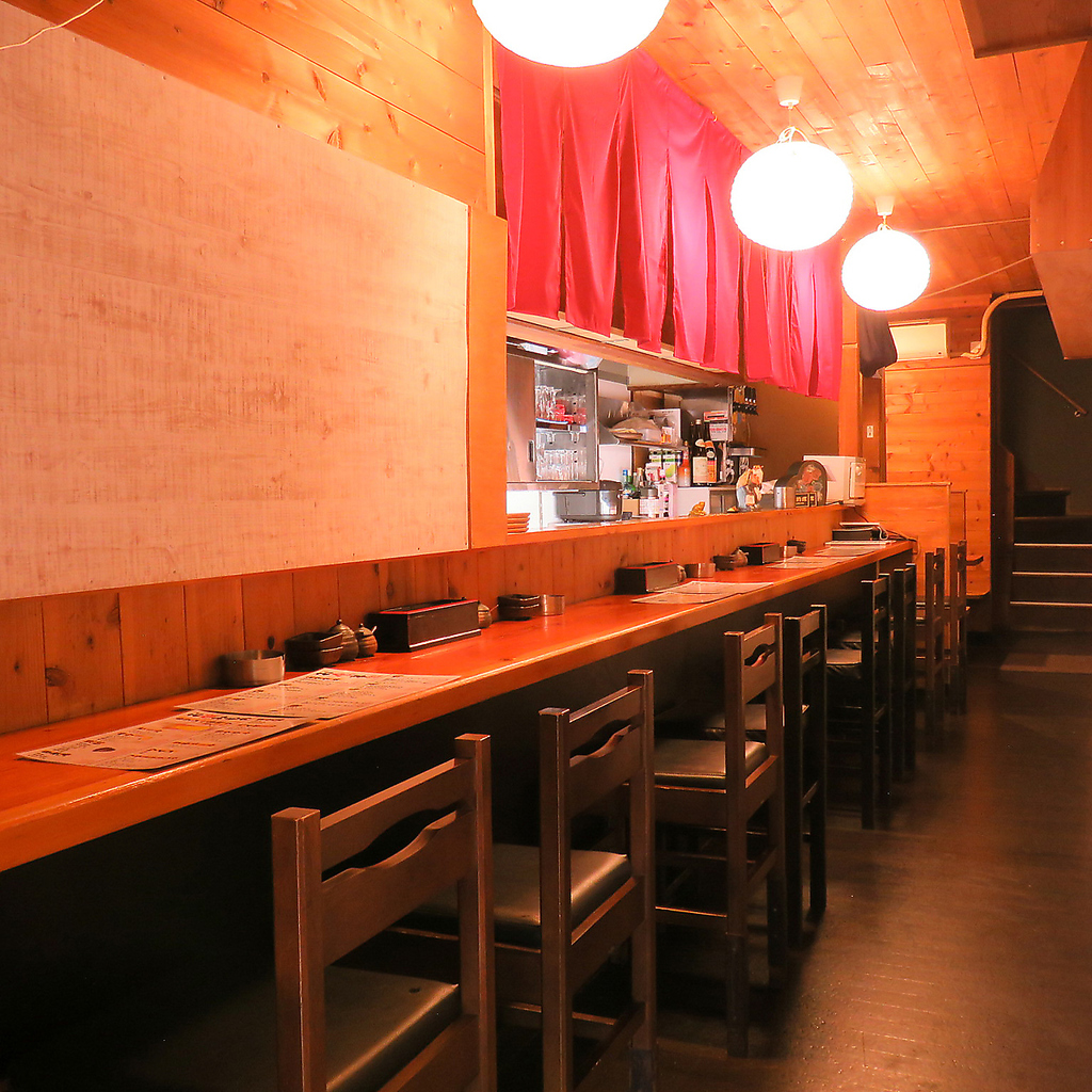 テーブル席で向き合うよりも気張らず会話が楽しめ、自然と心がほどけていくカウンター席はデートに◎