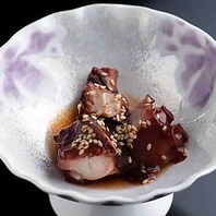 旬のネタを活かした自慢の握りをお任せコースで。