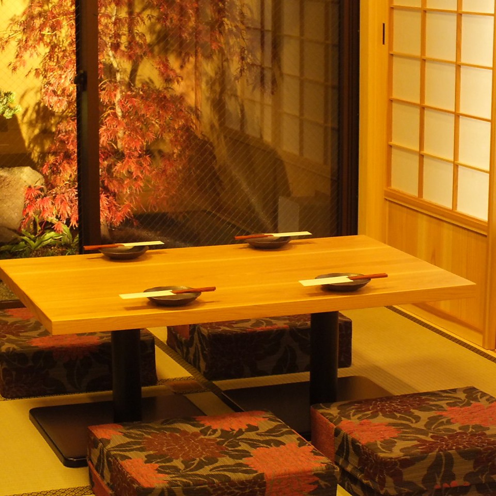 うって変わって反対側の空間は壮大なお座敷が広がります。坪庭眺めるVIP個室…おすすめです