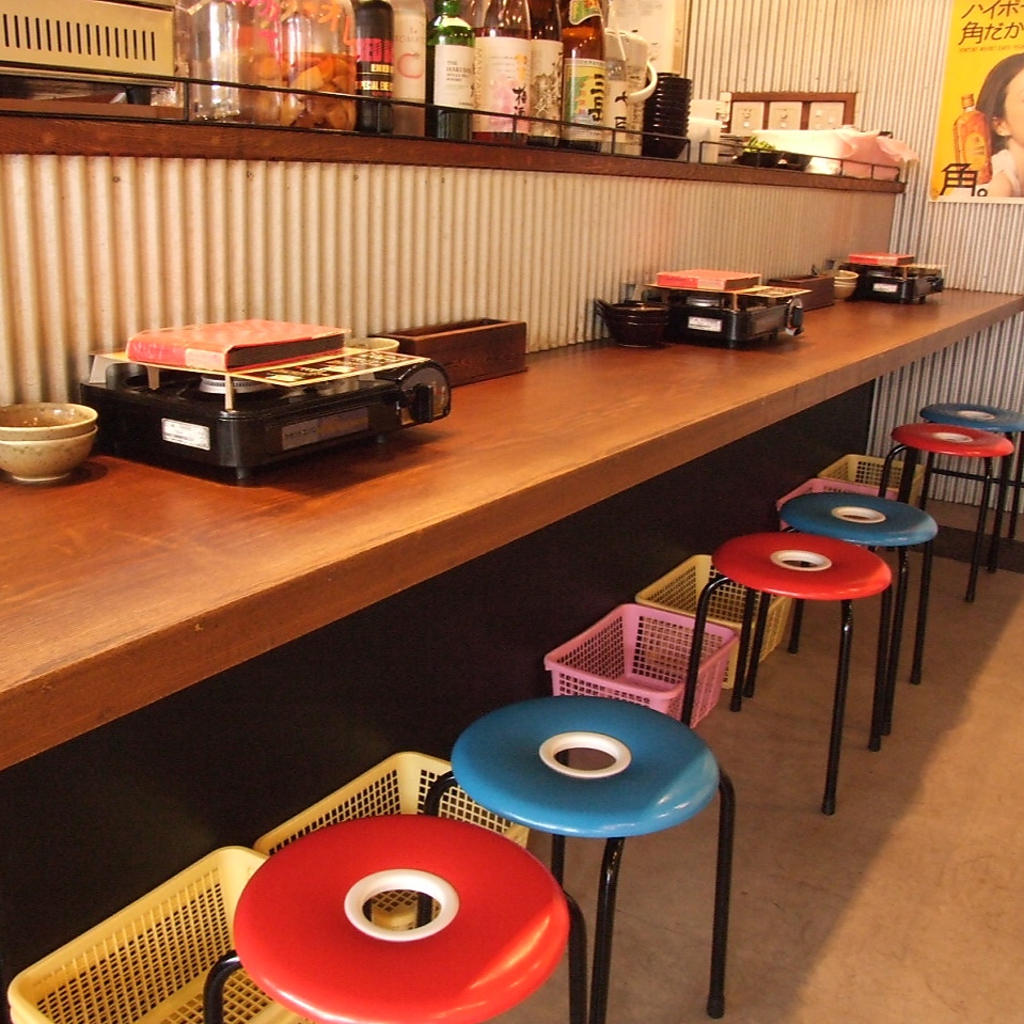 カウンター越しに店長やオカンとお客様の会話も。お一人様でもお気軽にどうぞ☆