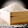 【食材へのこだわり3】お米★通常取り除かれている糠（胚芽）がすべて残っているあきたこまちの玄米を使用。ビタミンやファイバーが多く含まれ、精白米よりも栄養的に優れています。古代黒米は古代中国では皇帝に献上され、薬膳料理にも用いられた最高級のお米。鉄分、カルシュームを精白米の4倍も含まれています。