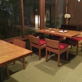 神楽坂の裏通りならではの庭園に臨むテーブル席