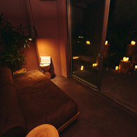 洞窟と植物が調和した空間。 見て楽しむオアシスを。