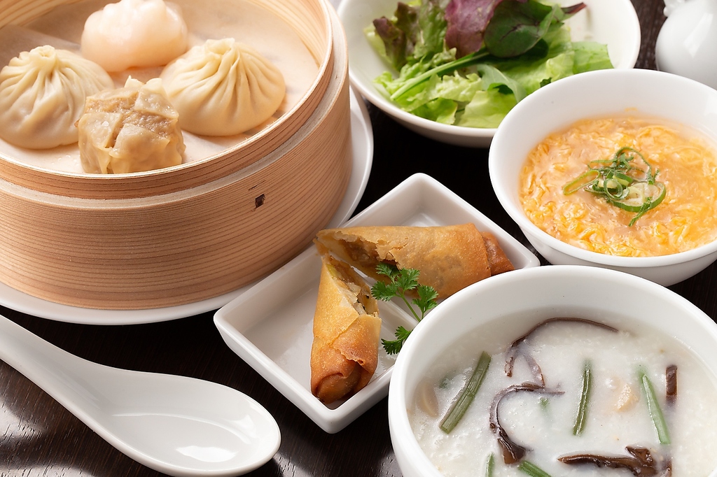 当店ではランチでのご予約も承っております。種類豊富なコースもご用意致しております。