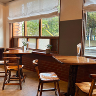 木の温もり感じる落ち着いた店内