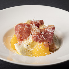 手作りリコッタチーズ、モッツアレラ、フレッシュトマトのカプレーゼ